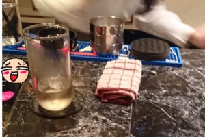 カウンター越しにガールズバー店員さんと話している様子